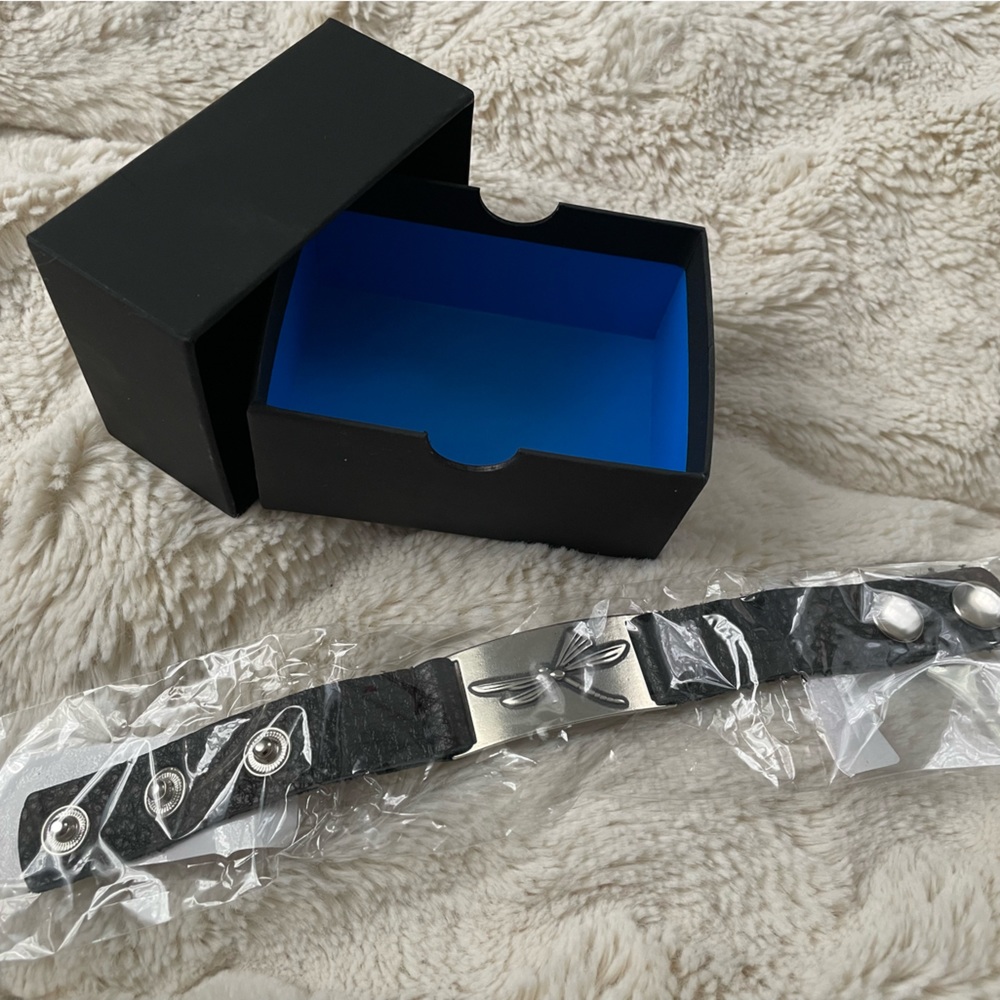 1000kways silver dragonfly on black leather band wrist band bracelet NWT